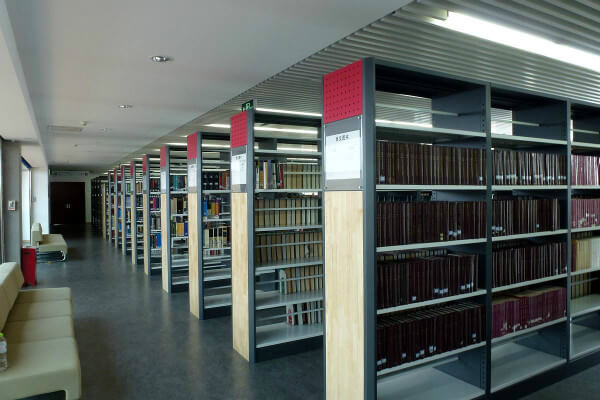 在車棚、圖書館、實驗室等安裝監(jiān)控